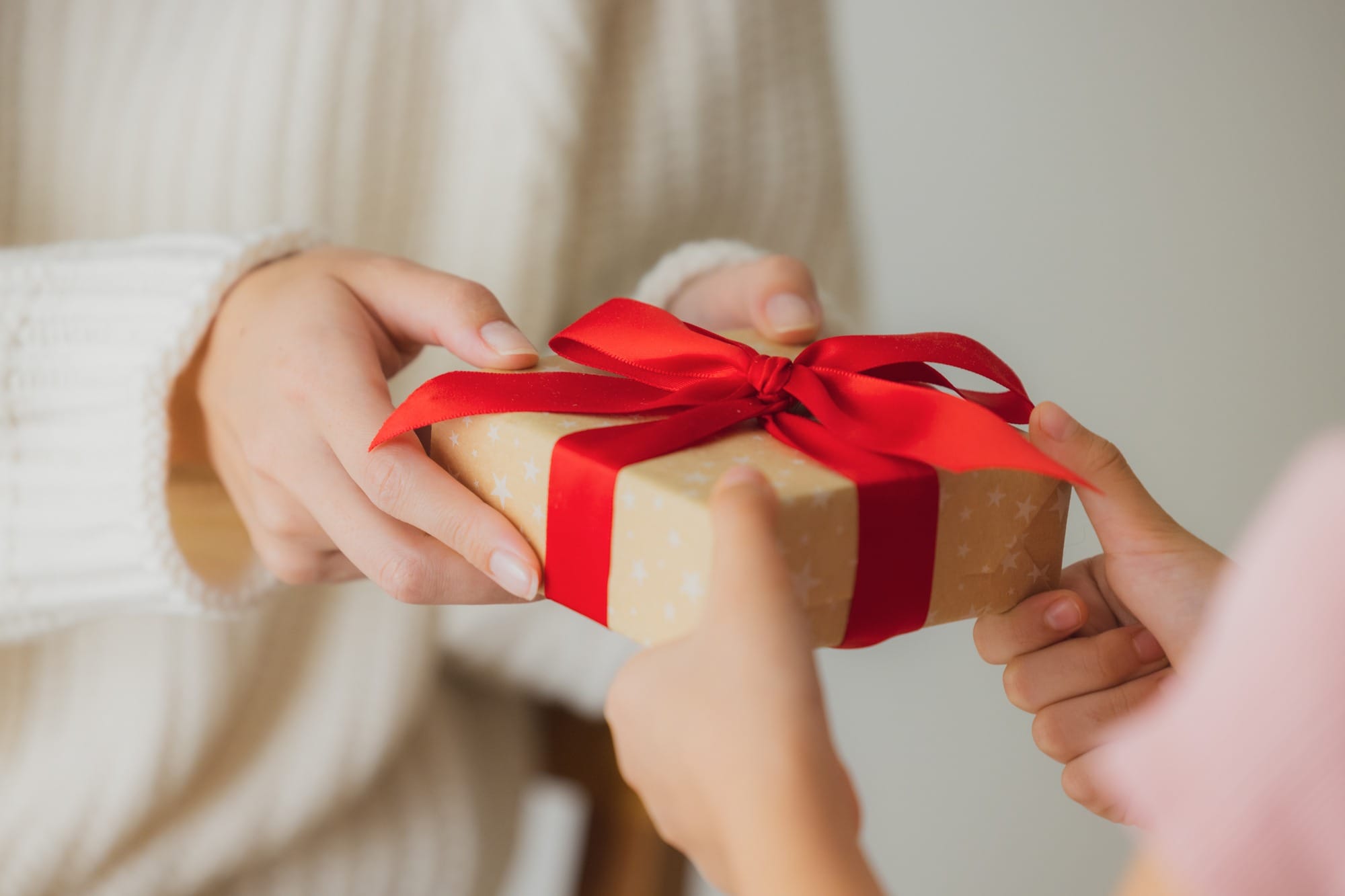 結婚祝いのプレゼント手渡している写真