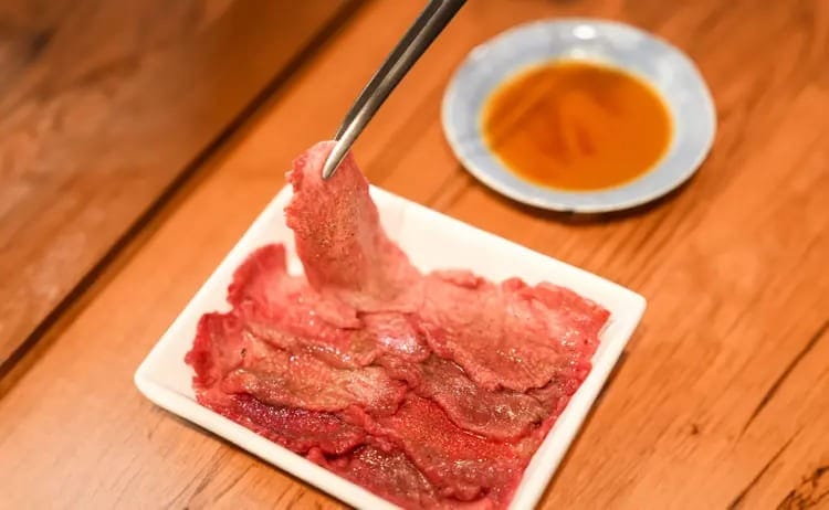 [ペア]大人の酒場・荒木町に佇む町焼肉の隠れ最高峰「穏」で、絶品の肉と米に舌鼓を！