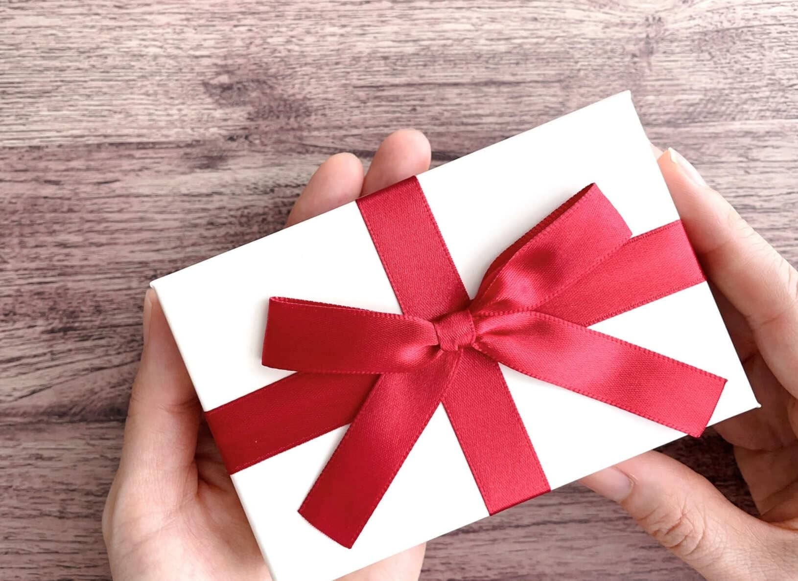 プレゼントを持つ手元