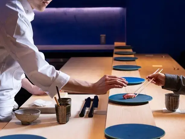 虎ノ門の「おにかい×2」で、名酒と味わう計算尽しのくずし鮨