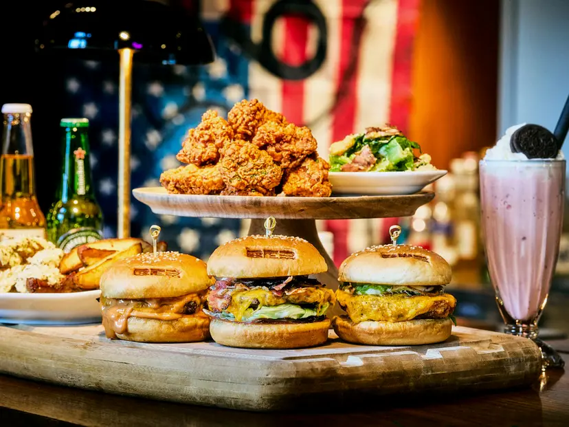 【ペア】アメリカのソウルフードに高揚する！アンダーズ 東京 BeBuでの二人時間