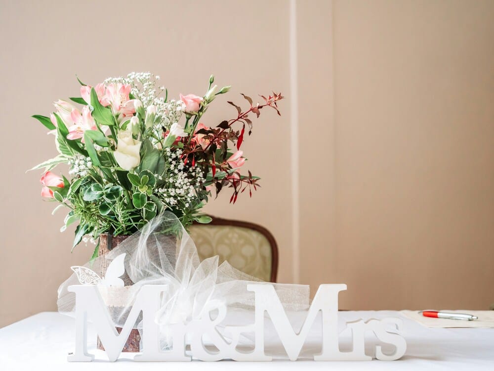 装花とアルファベットオブジェを置いた結婚式の受付