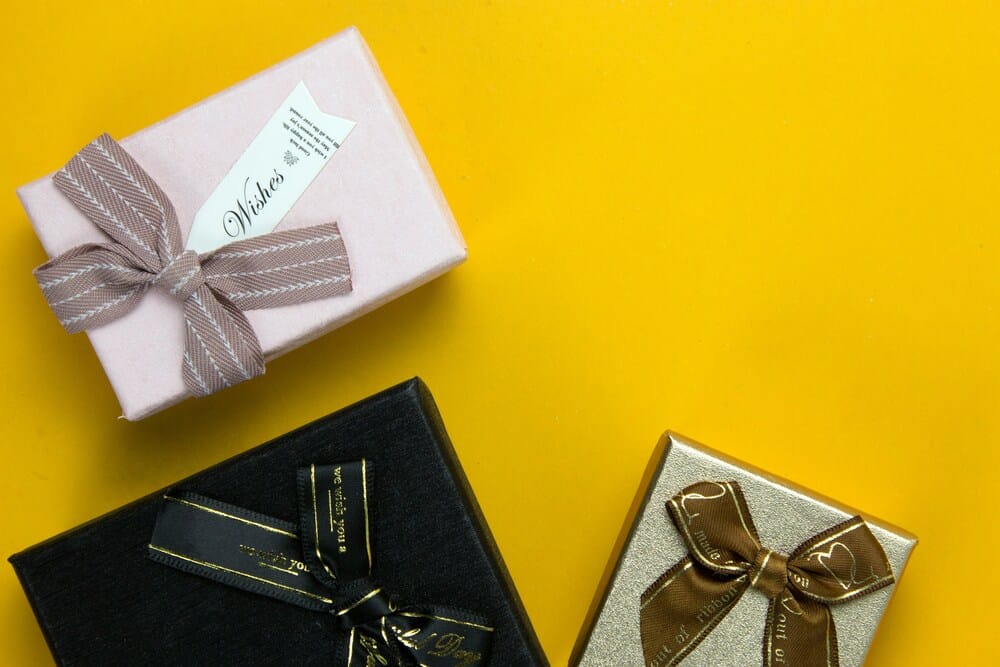 さまざまなサイズのプレゼントの箱が置かれている写真