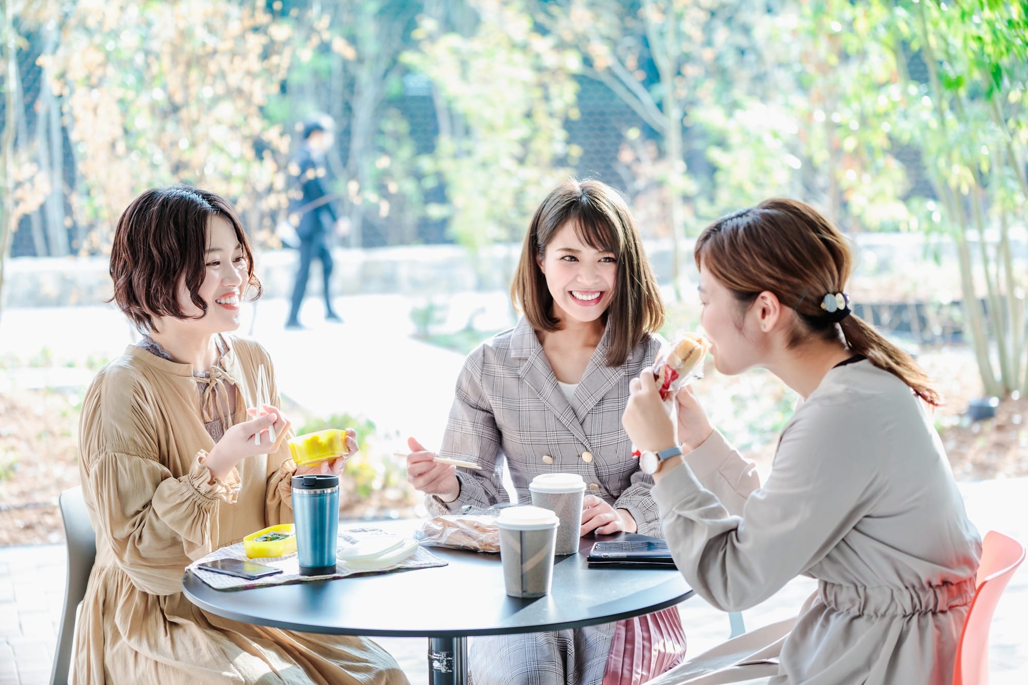 談笑する職場の女性たち