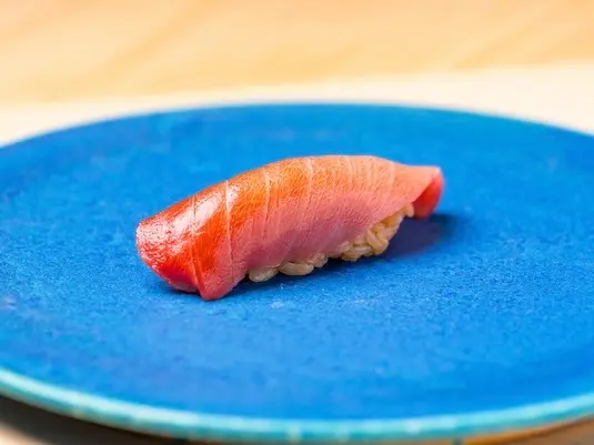 虎ノ門の「おにかい×2」で、名酒と味わう計算尽しのくずし鮨
