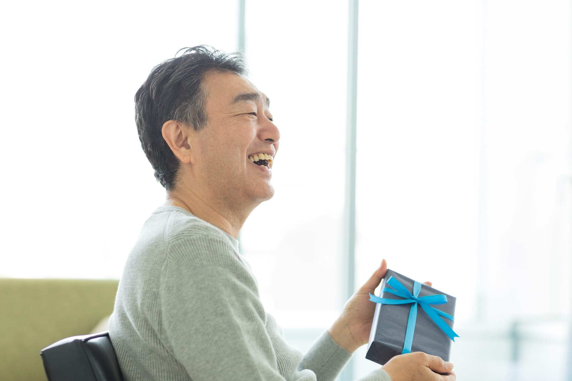 父の日に体験ギフトをもらうお父さんのイメージ