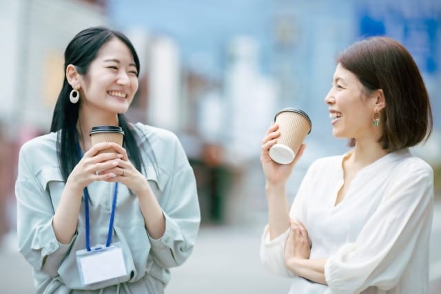 笑顔で談笑する先輩と後輩