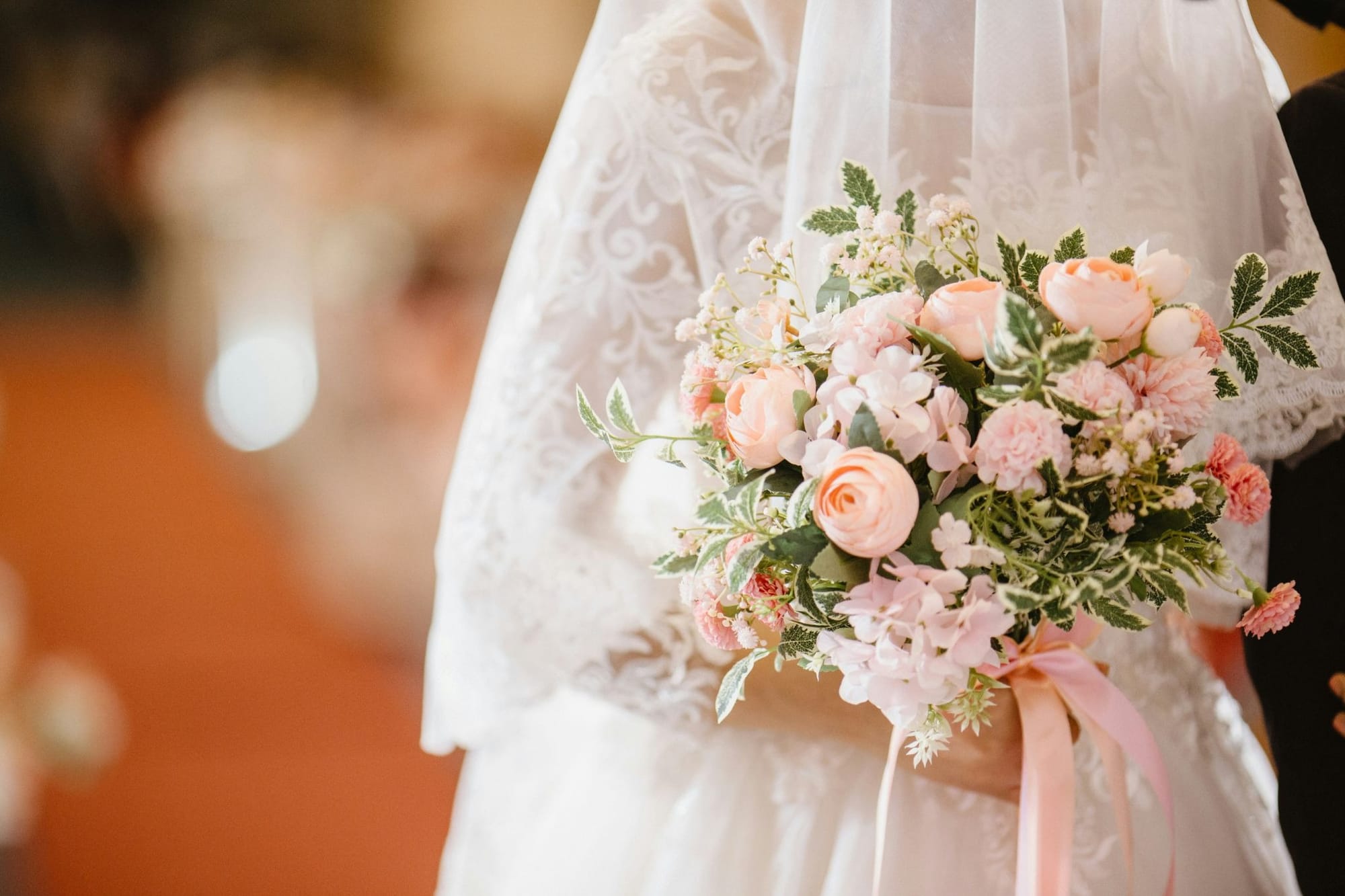 ピンクのブーケを持つ新婦
