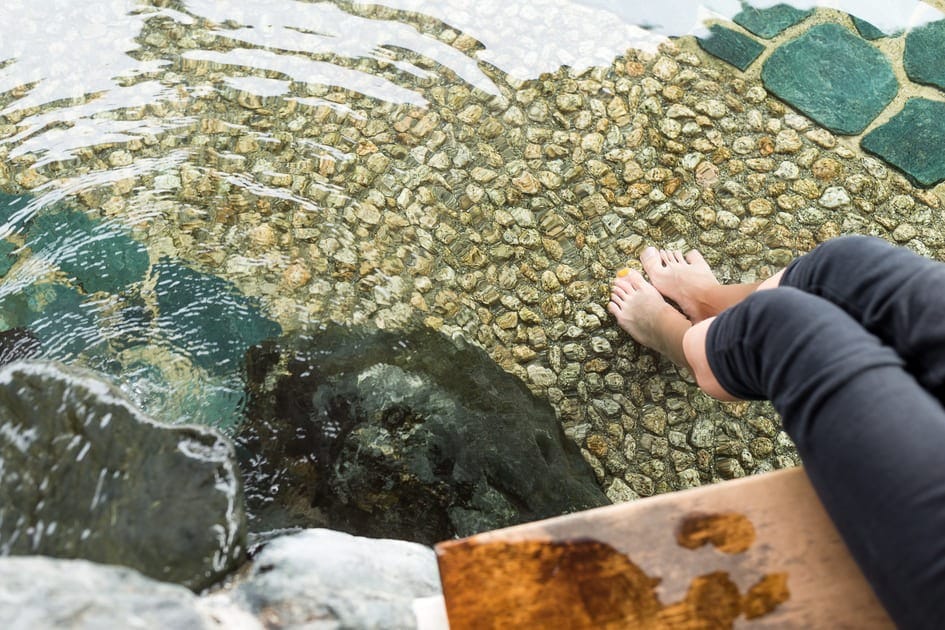 足湯に浸かる親の足元