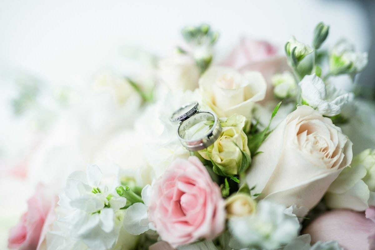 ブーケの上に置かれた結婚指輪
