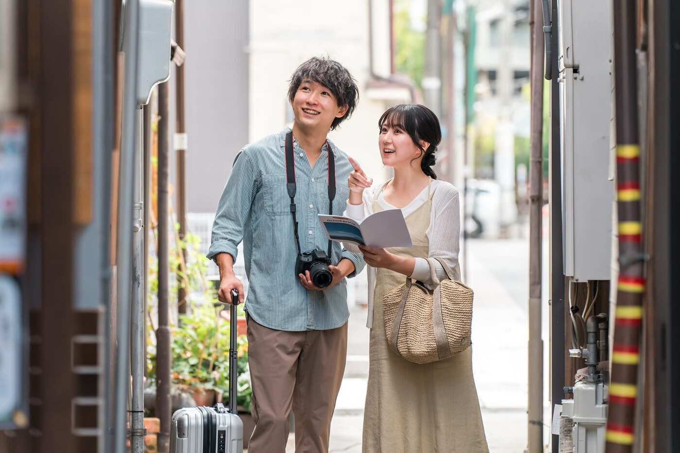 街歩き観光を楽しむ夫婦