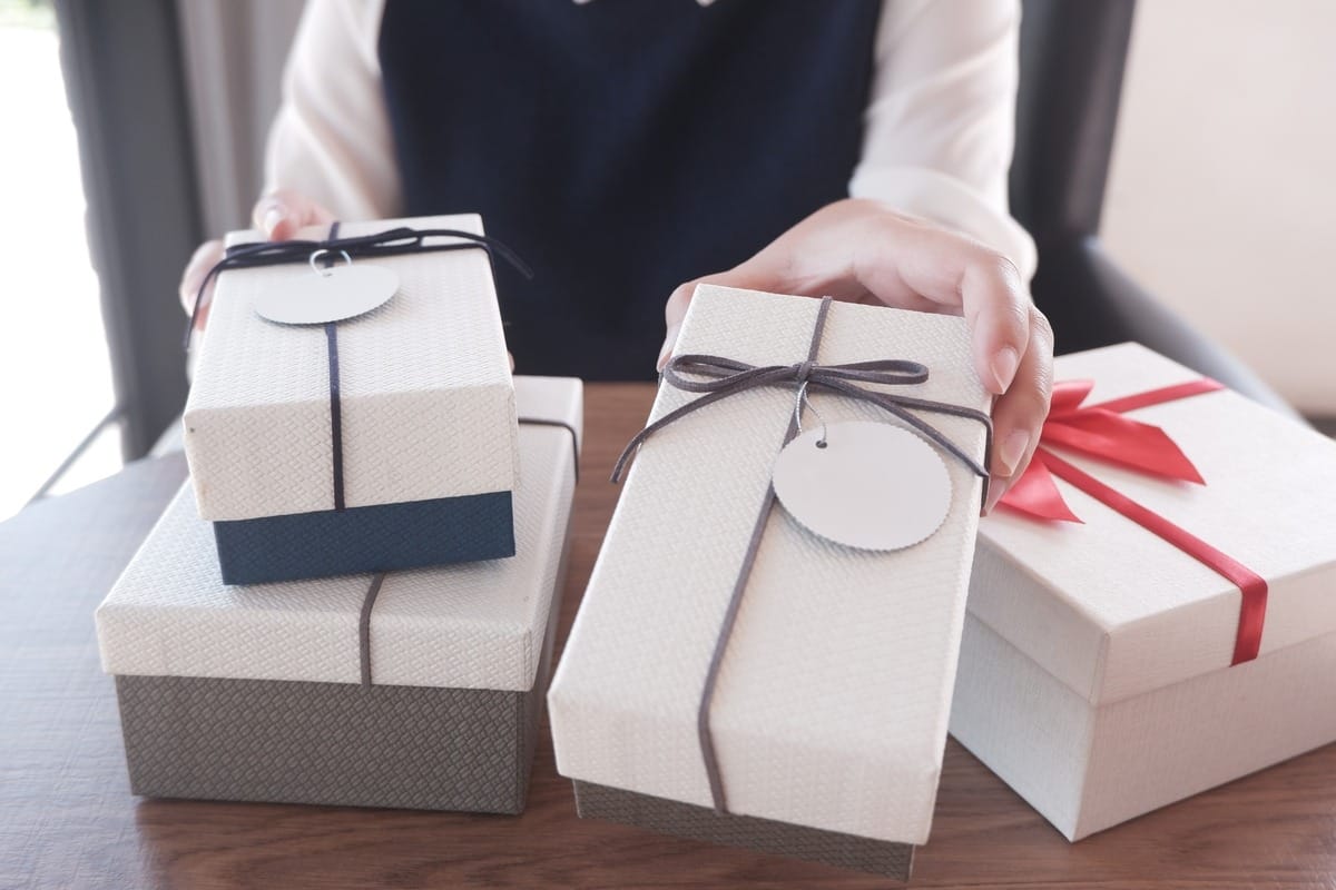 結婚祝いの候補を比べている人