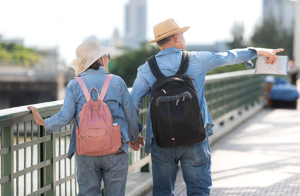 手を繋いで観光する両親の後ろ姿