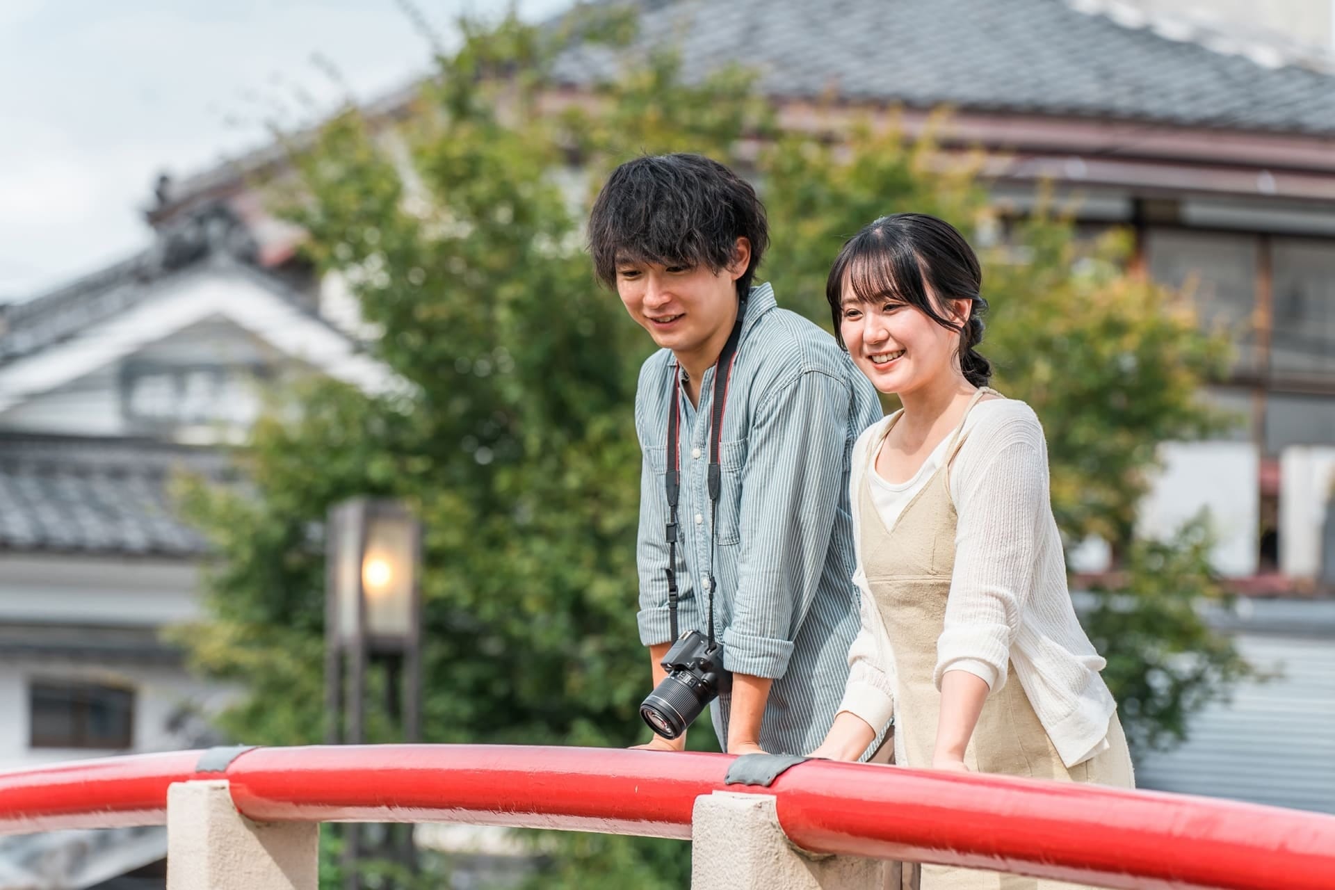 観光地を散策する夫婦