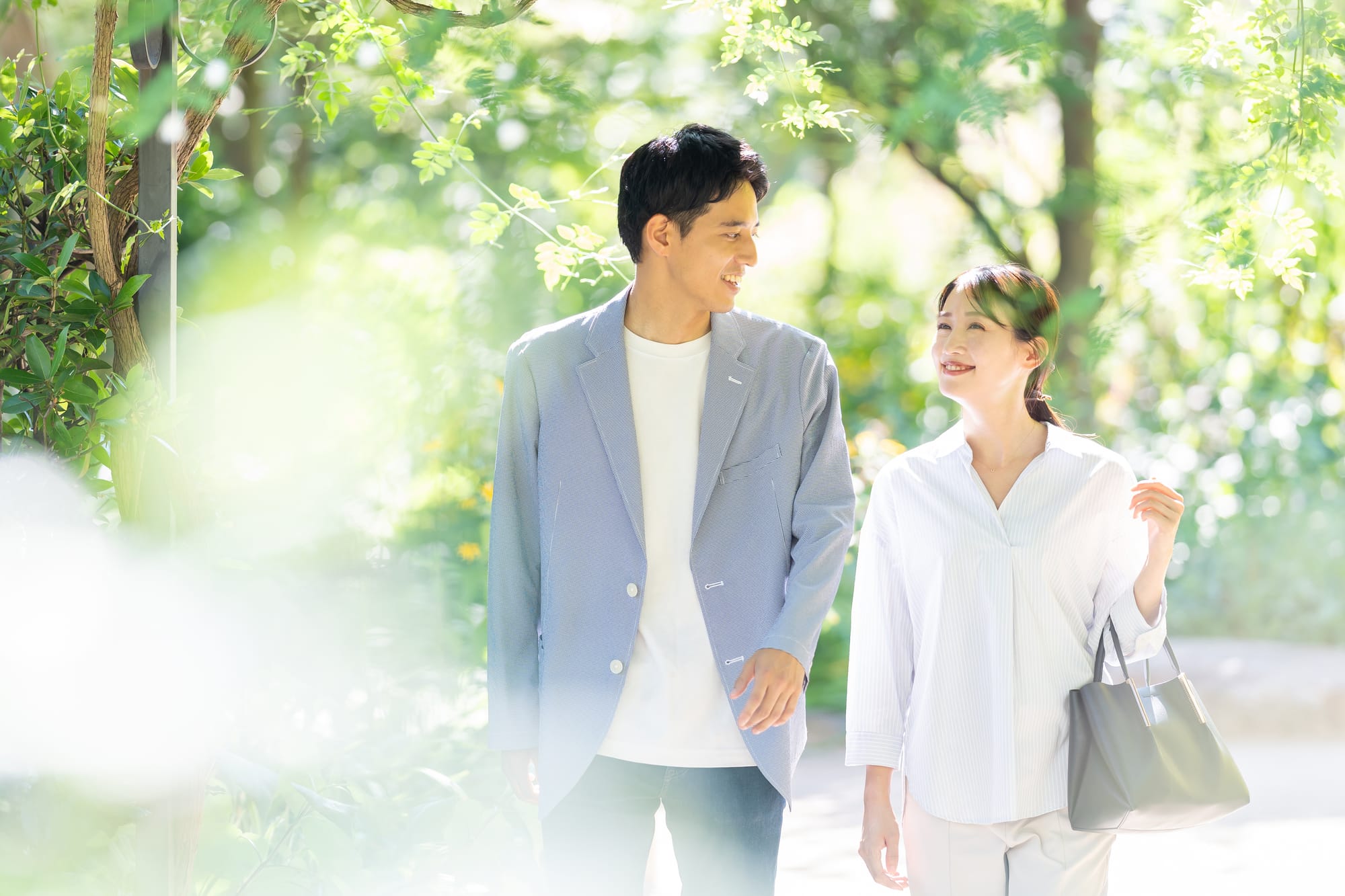 新婚旅行をする夫婦