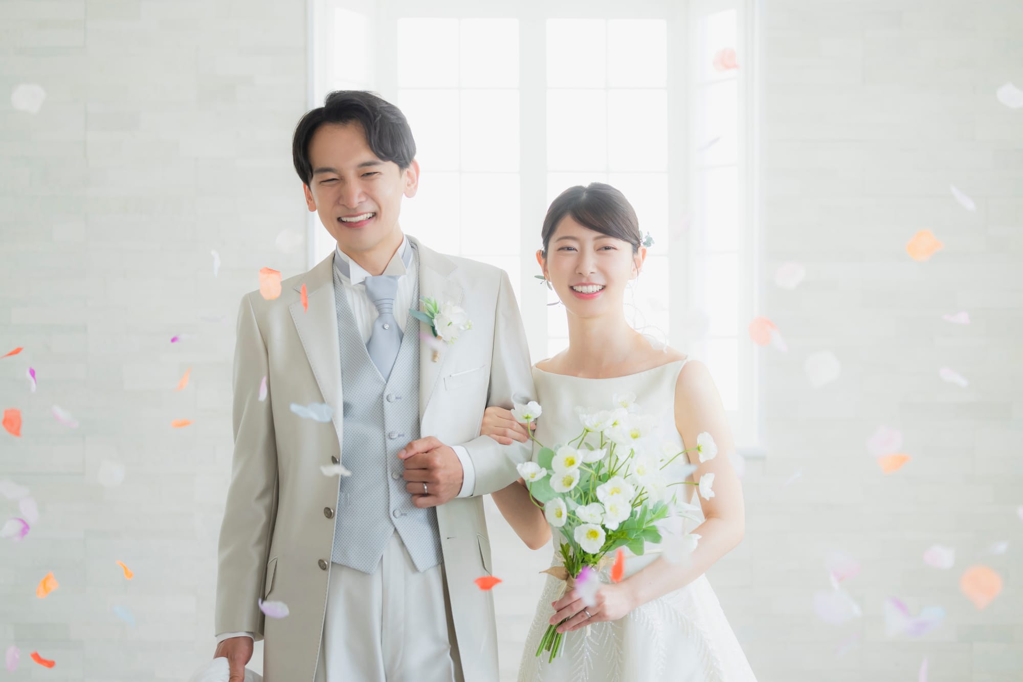 結婚式で腕を組み笑顔を見せる新郎新婦