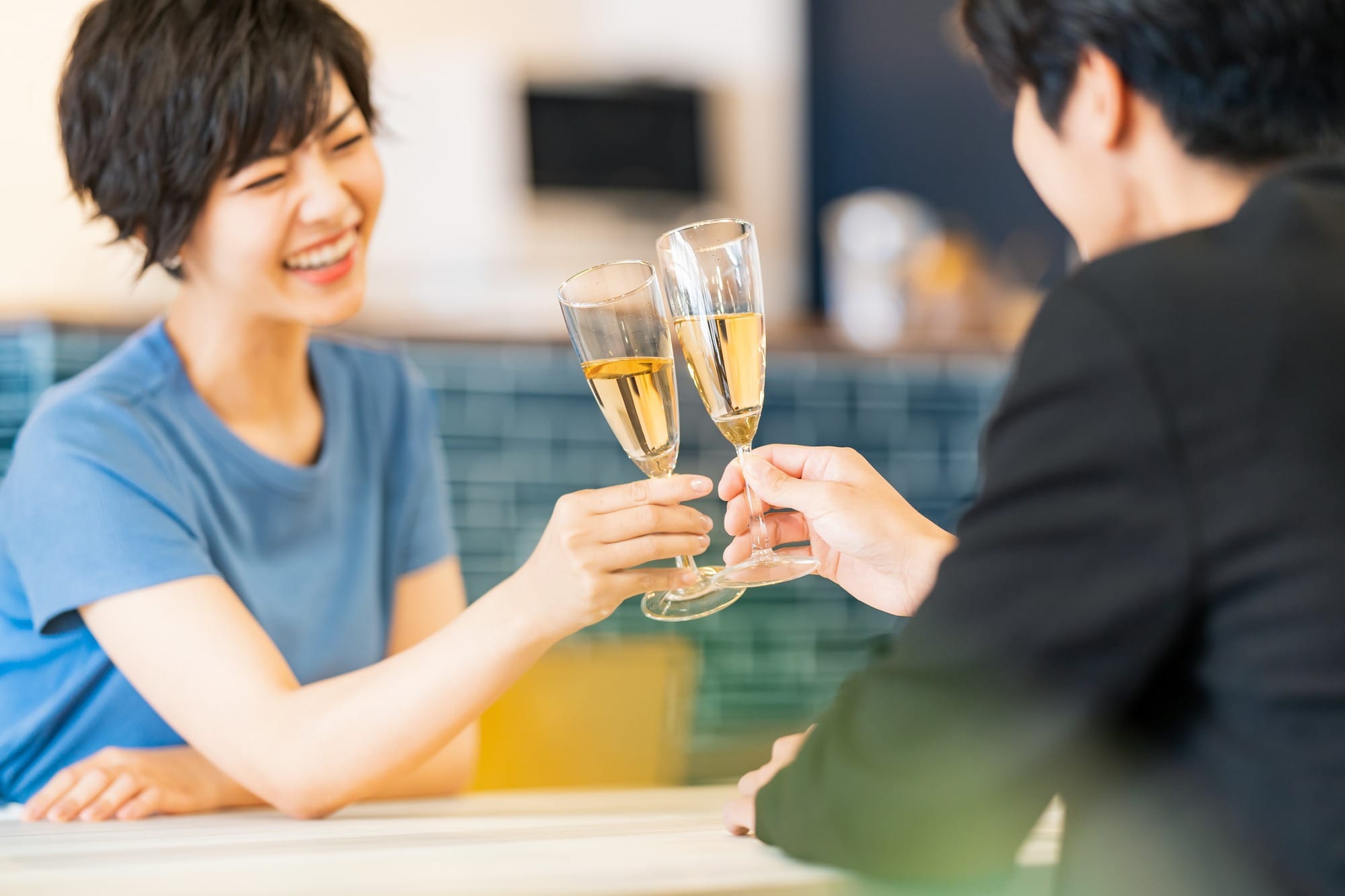 レストランで乾杯する新婚の夫婦