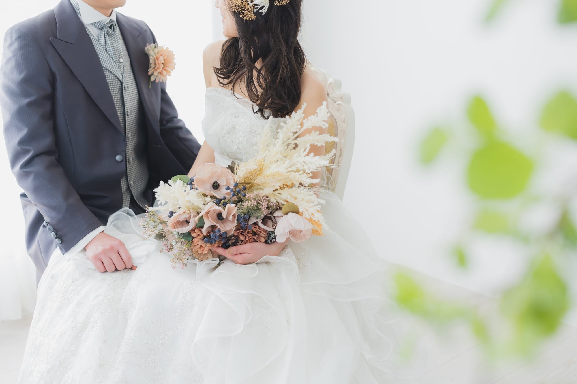 ブーケを持つ新婦と寄り添う新郎