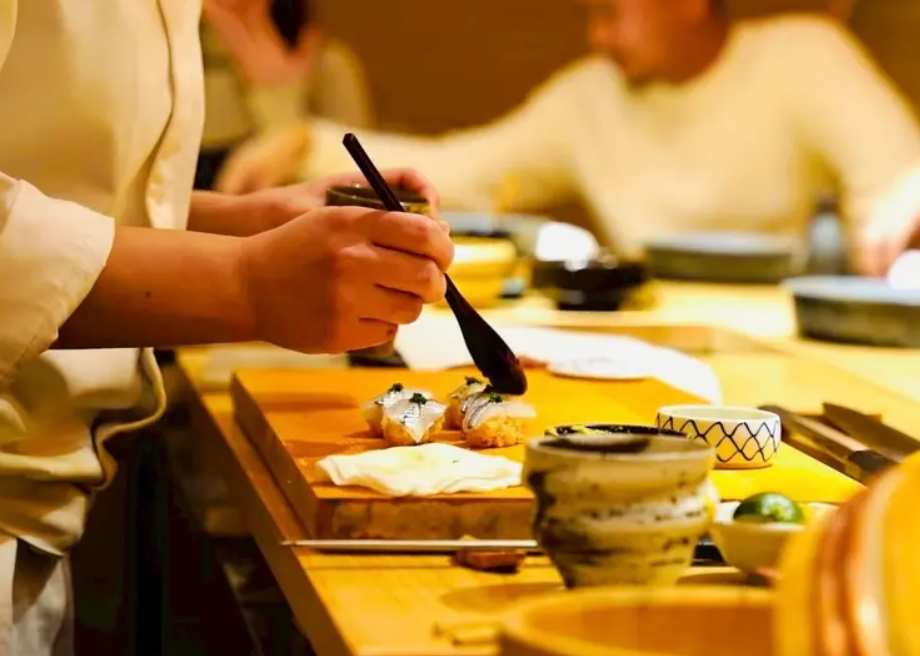 虎ノ門の「おにかい×2」で、名酒と味わう計算尽しのくずし鮨
