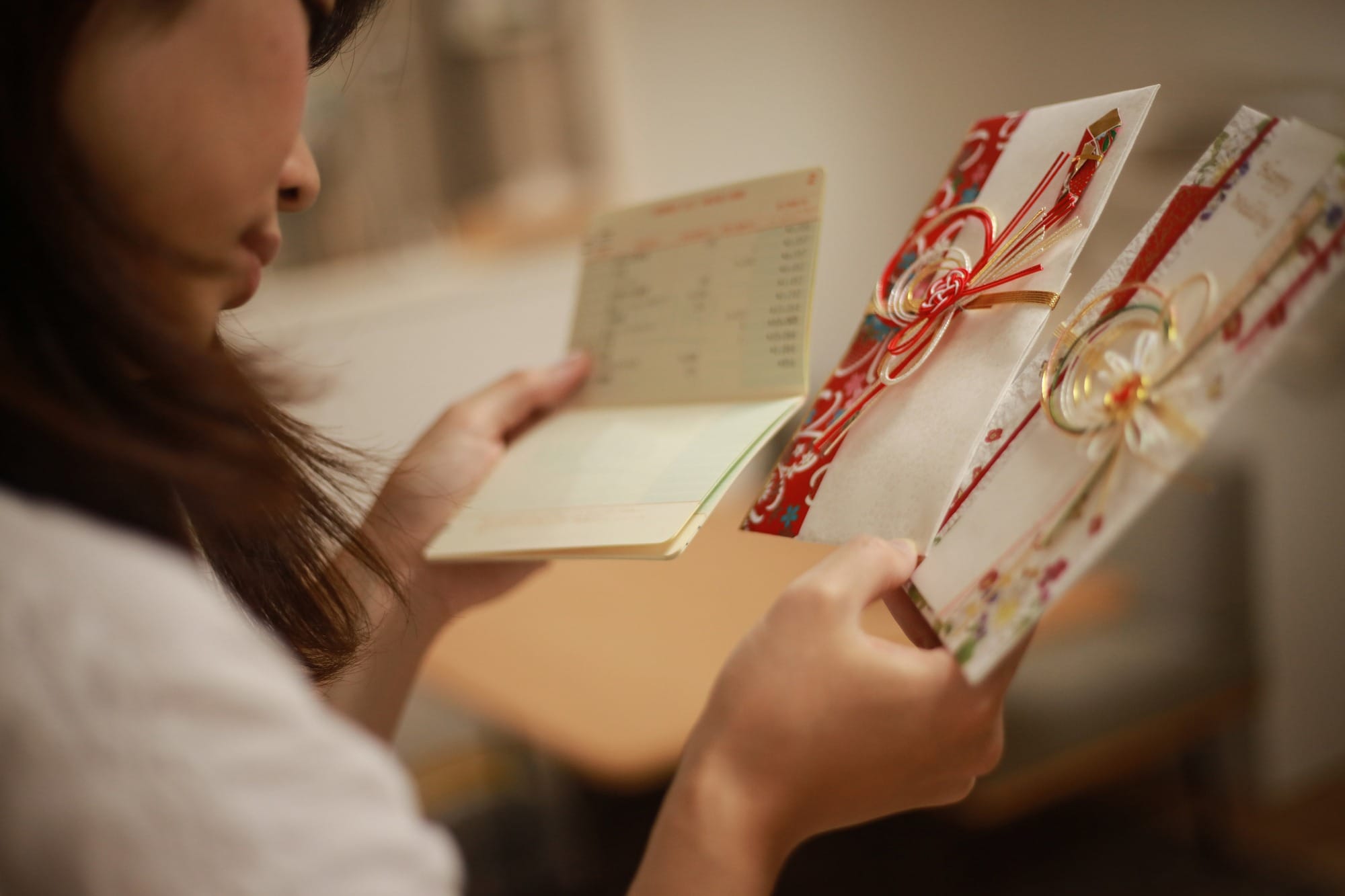 ご祝儀袋を前に予算を考える人の手元