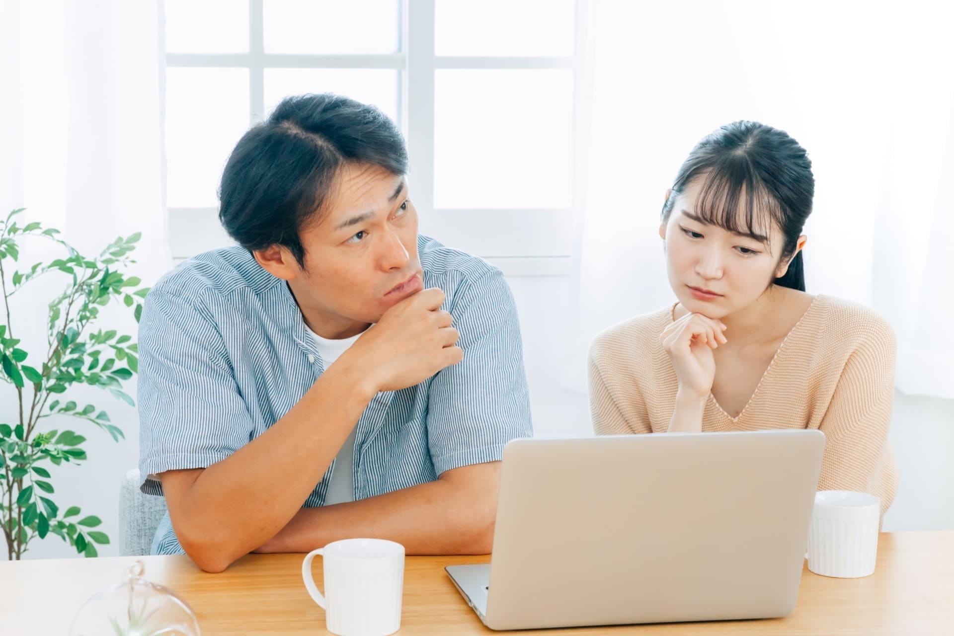 結婚祝いのお返しを返すべきか悩む夫婦