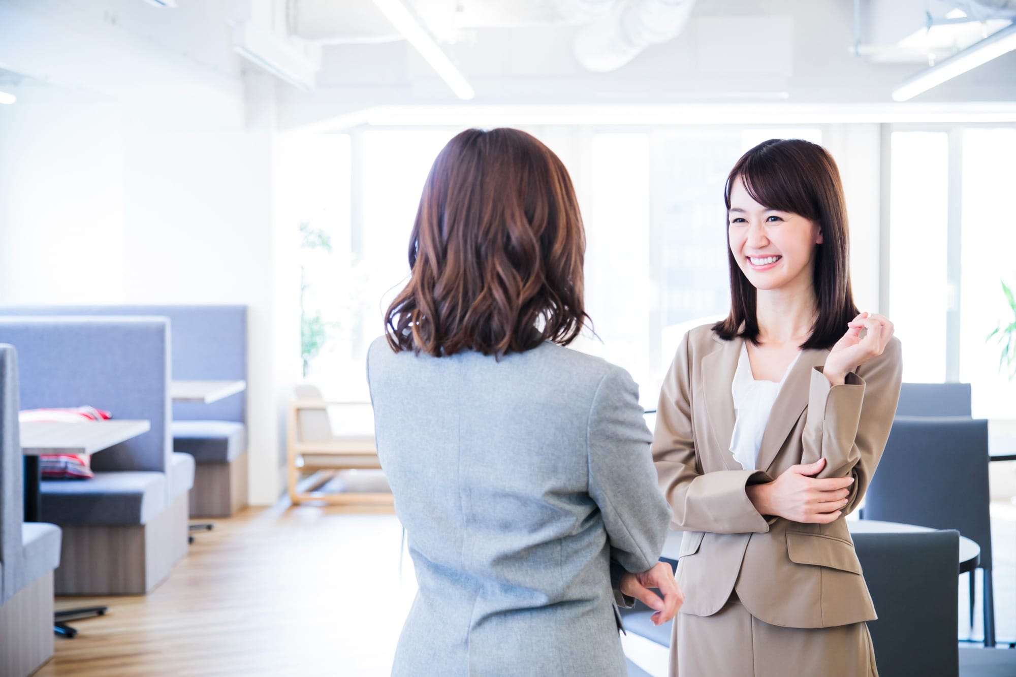 笑顔で話す上司と部下