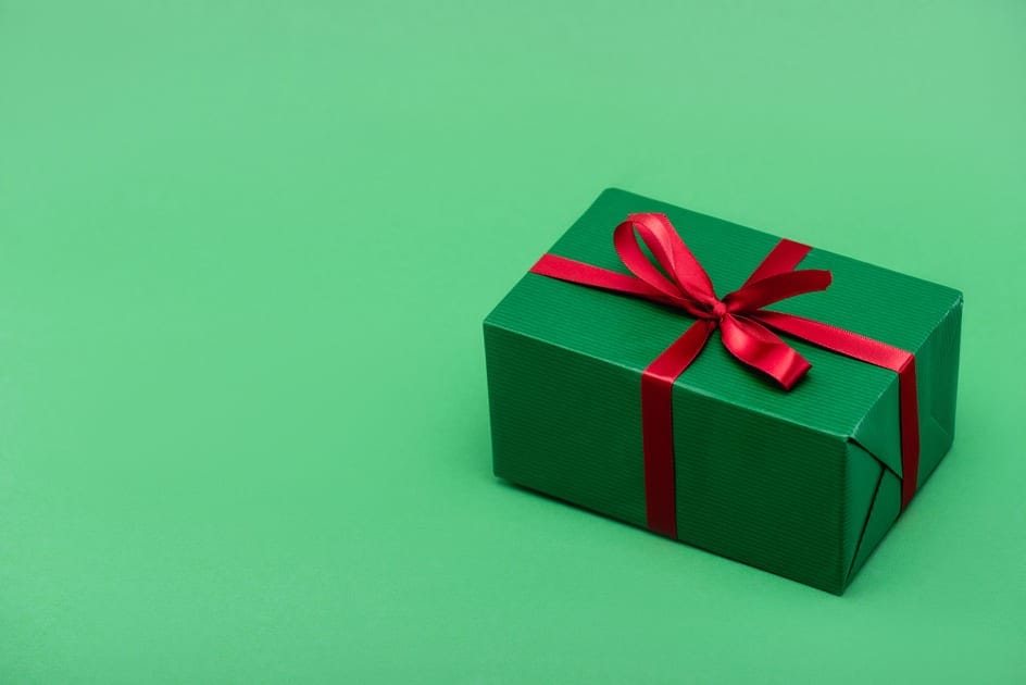 グリーンの包装紙でラッピングされた結婚祝いのお返し・内祝い