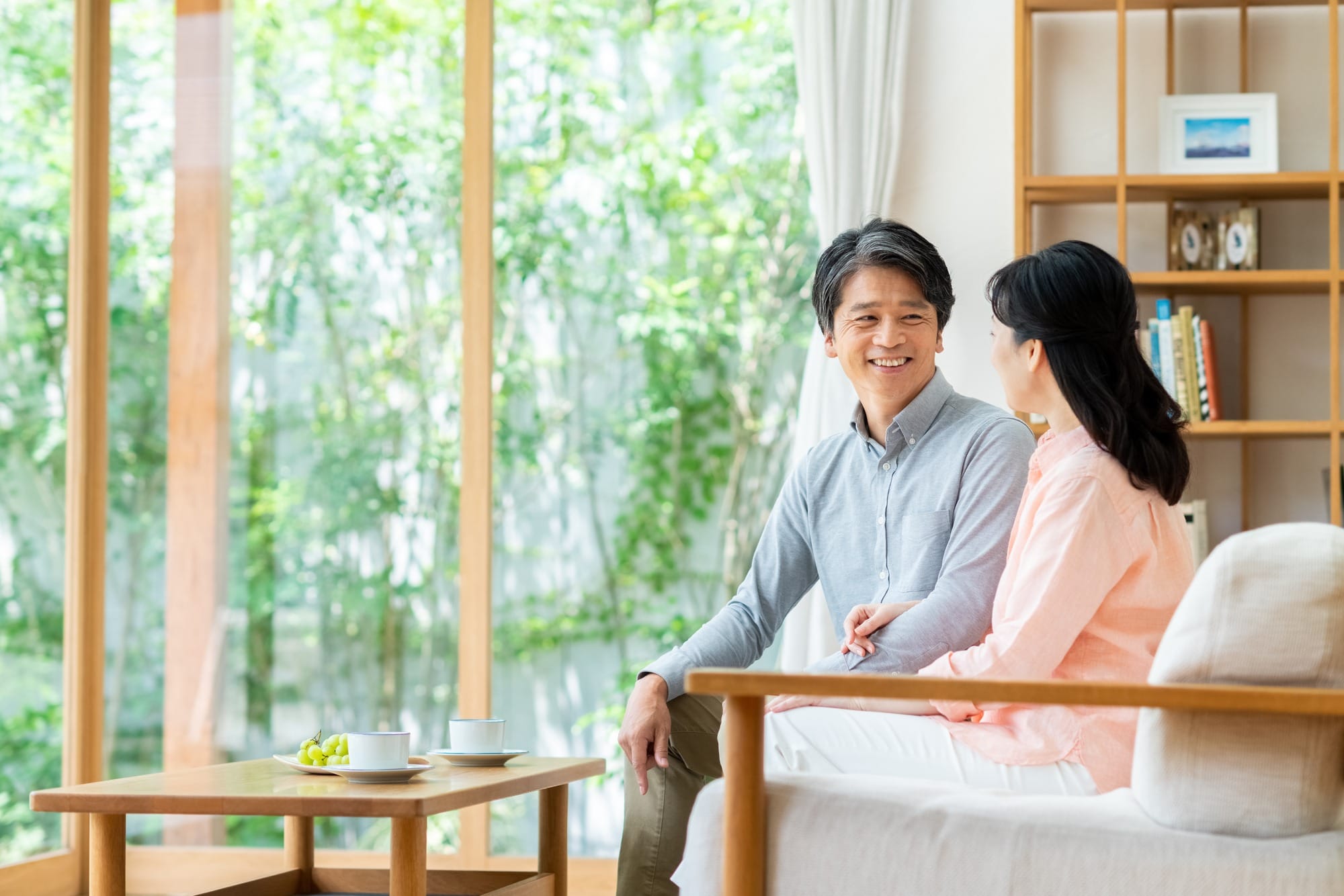 結婚祝いについて話し合う両親