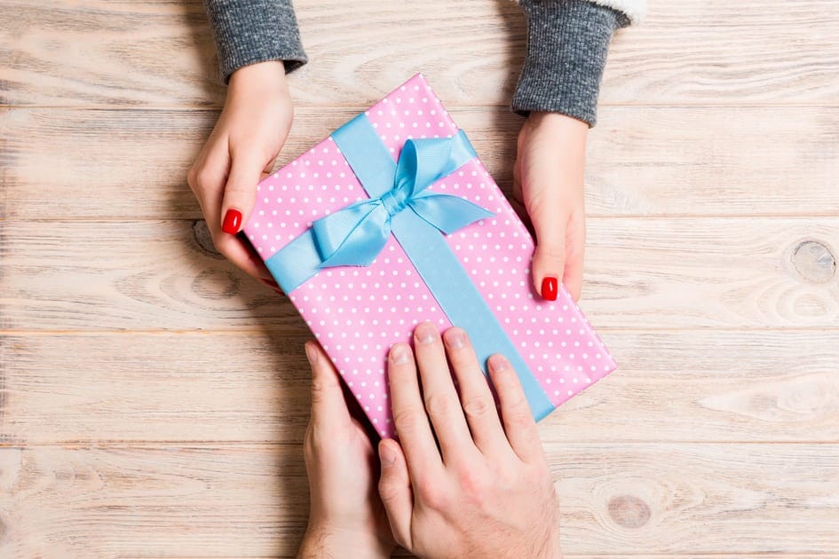 友達に結婚祝いのお返し・内祝いを渡している手元