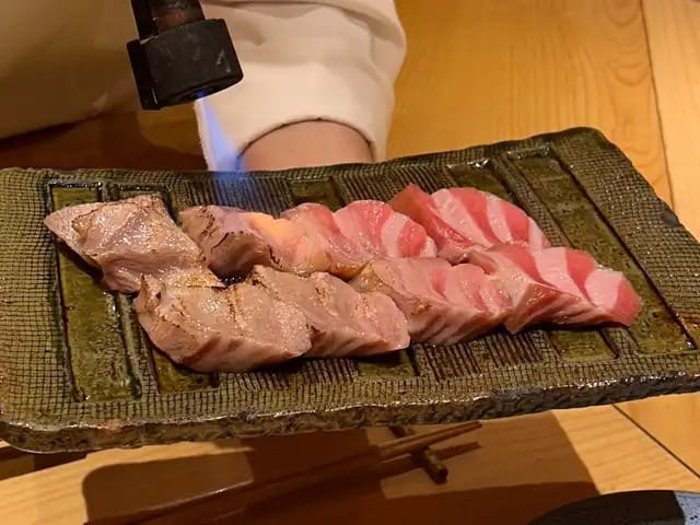 中目黒の“お二階”で、くずしの美学を感じる鮨と美酒