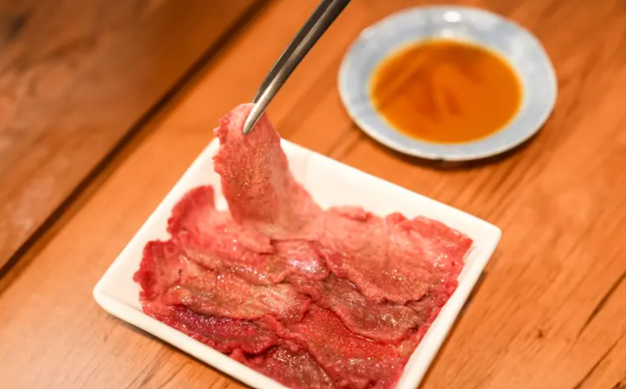 [ペア]大人の酒場・荒木町に佇む町焼肉の隠れ最高峰「穏」で、絶品の肉と米に舌鼓を！