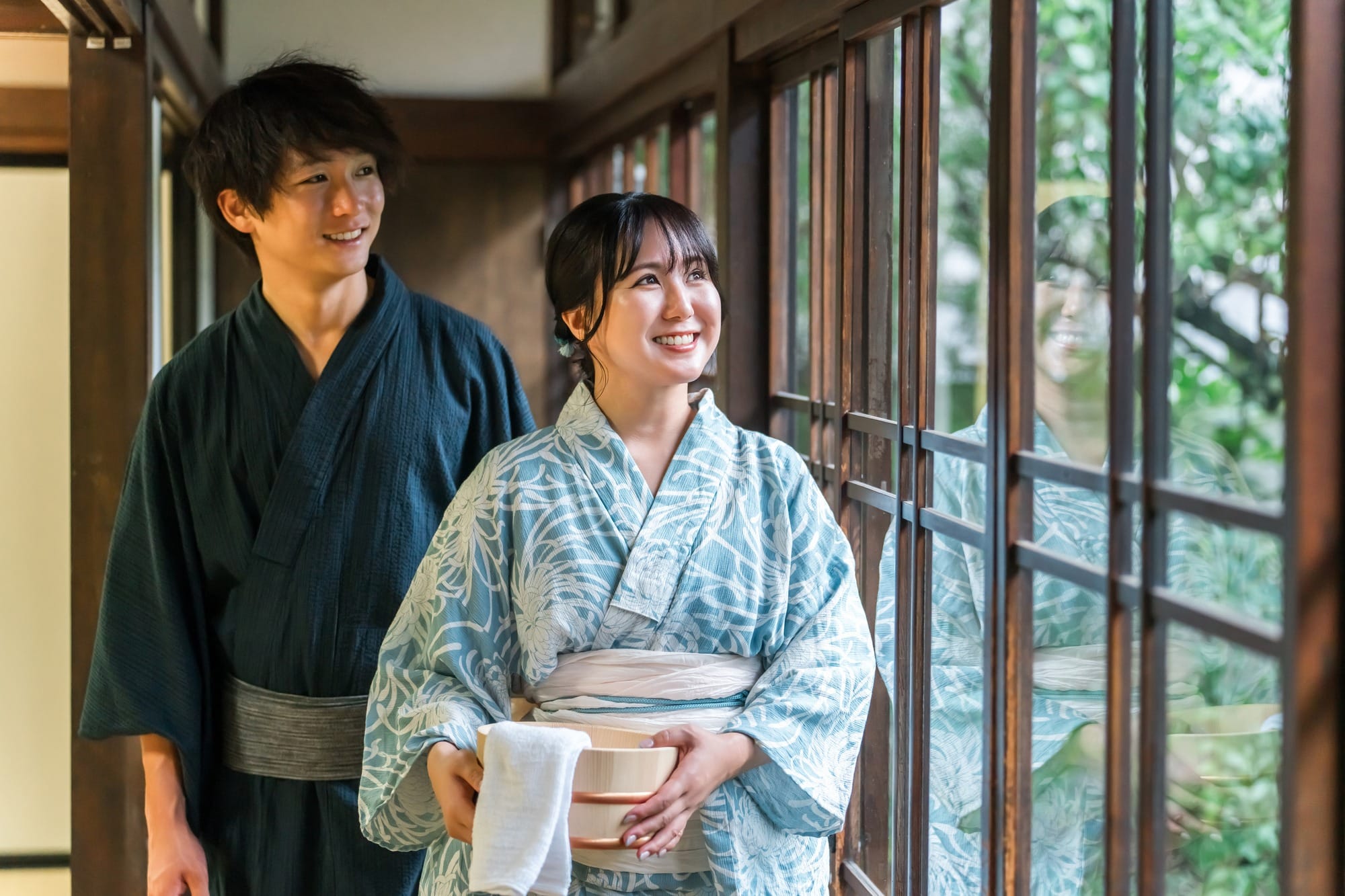 露天風呂付き客室から景色を眺める夫婦