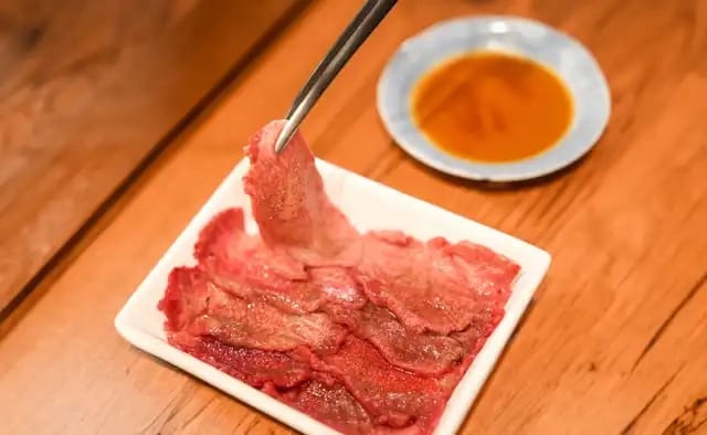 [ペア]大人の酒場・荒木町に佇む町焼肉の隠れ最高峰「穏」で、絶品の肉と米に舌鼓を！