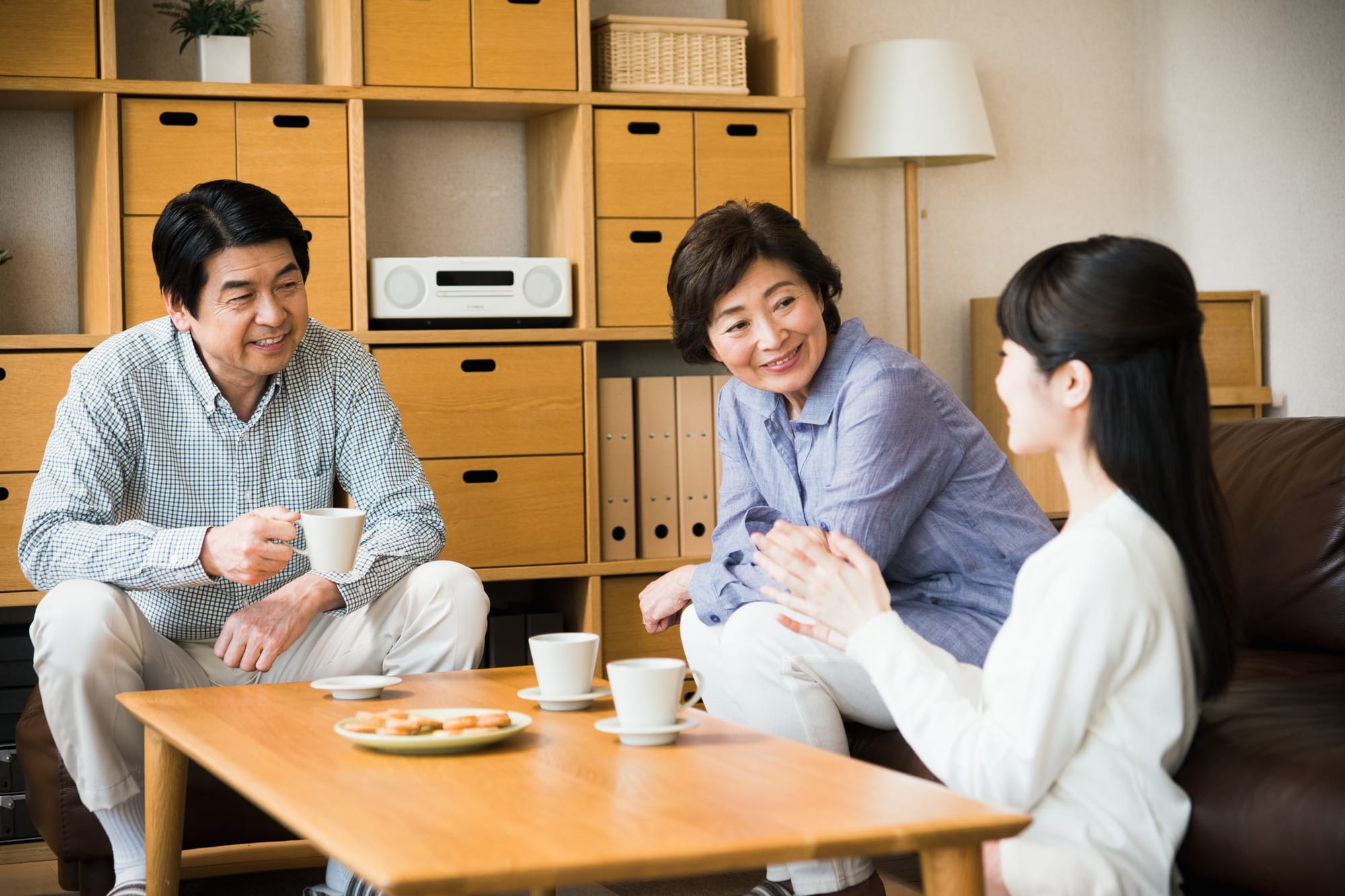 結婚祝いについて話し合う新婦と両親