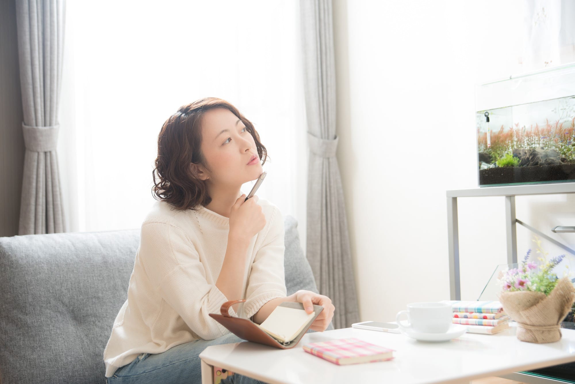 結婚祝いについて考える女性