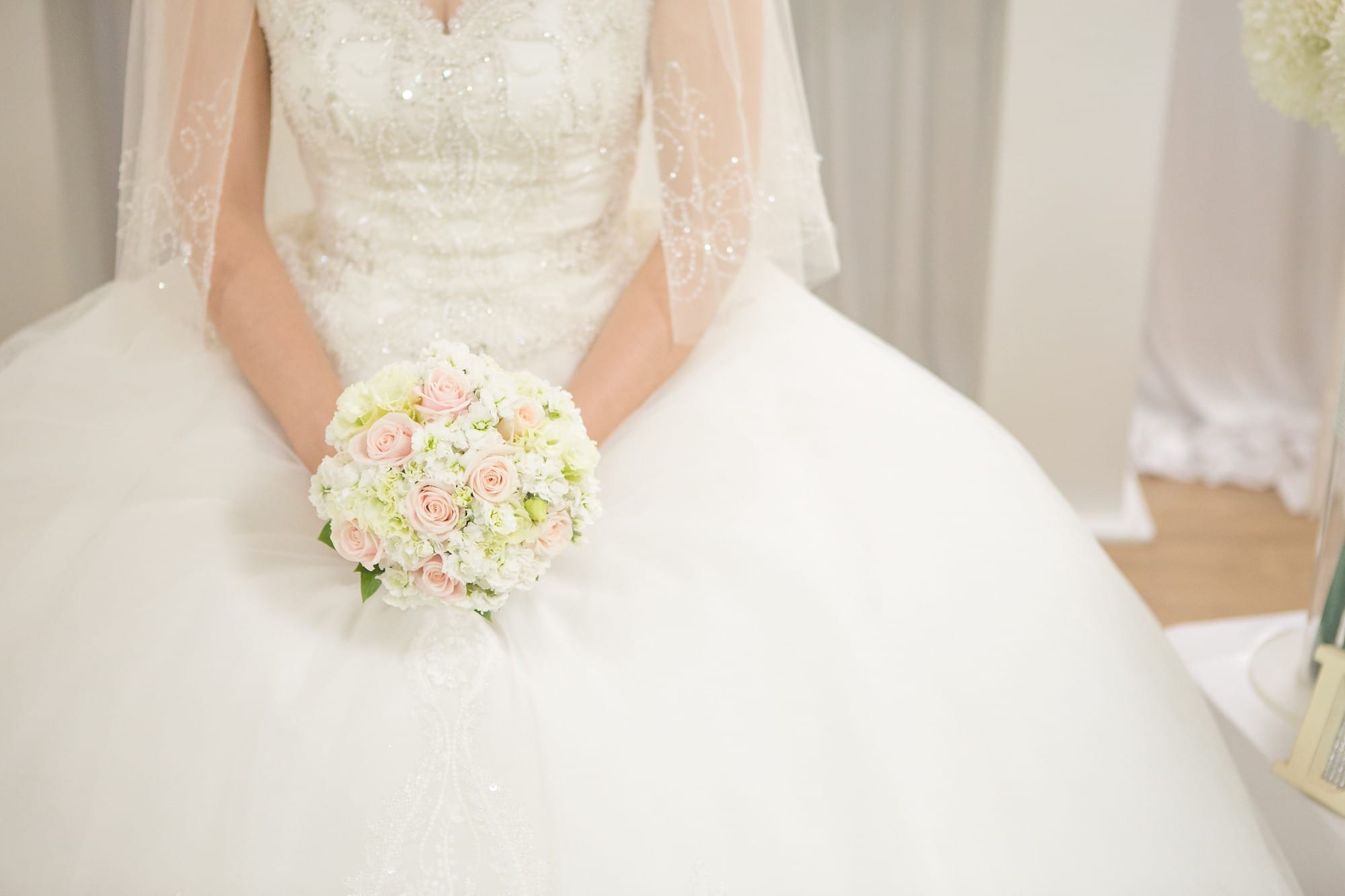 ブーケを持っているウェディングドレスを着た新婦
