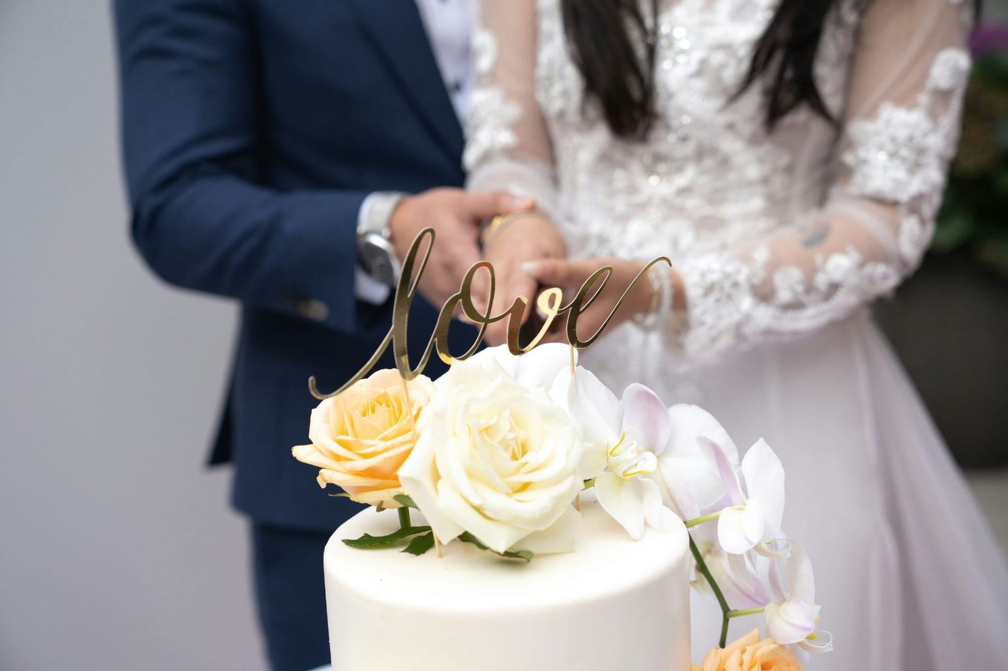 ウェディングケーキにナイフを入れる新郎新婦