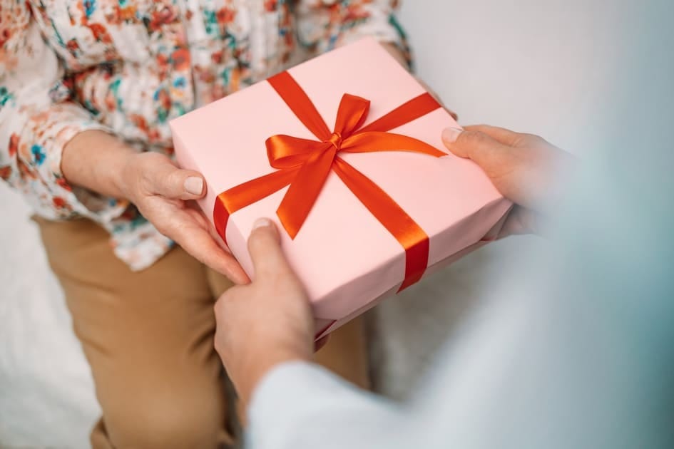 結婚祝いのお返し・内祝いのカタログギフトを手渡している女性