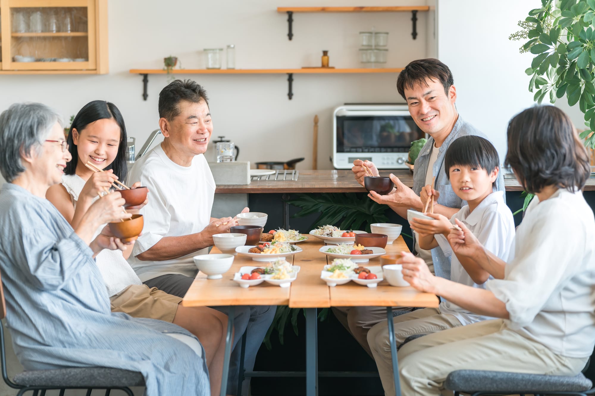 親戚と食卓を囲むひととき
