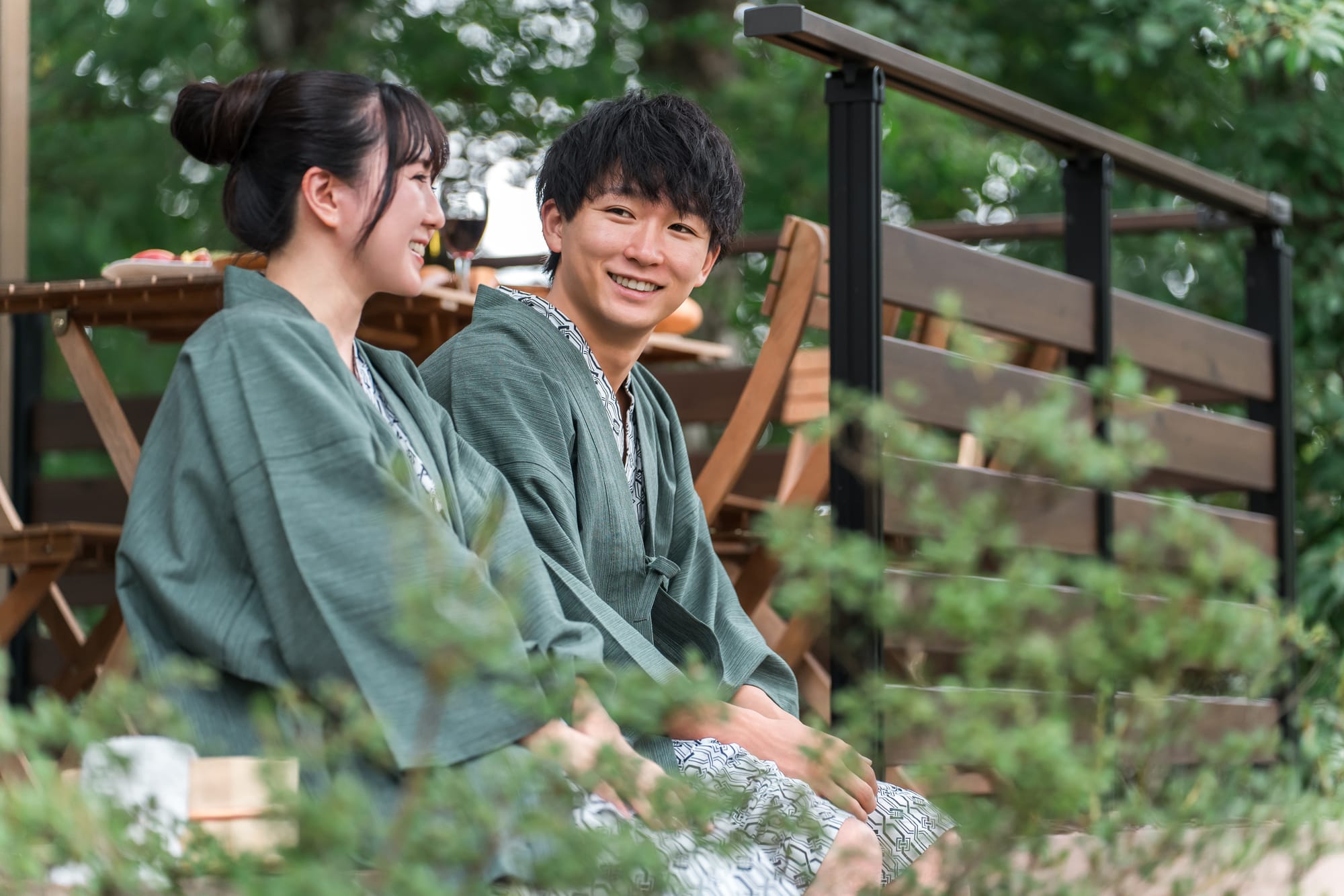 温泉旅館でくつろぐ新婚の夫婦