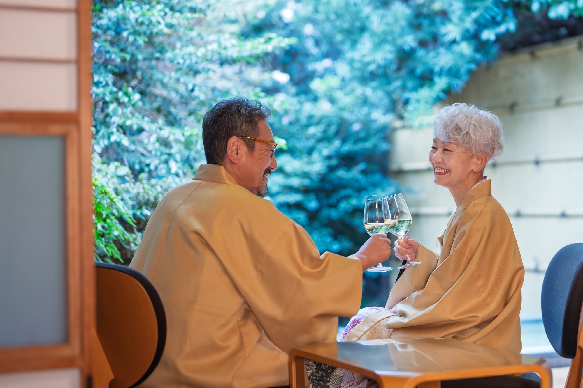 ホテルの客室でくつろぐ二人