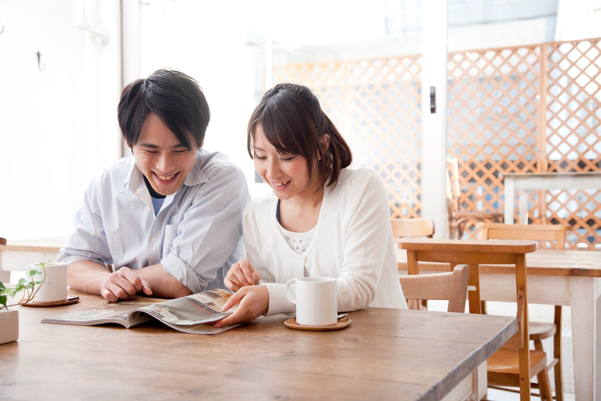結婚内祝いのカタログギフトを選ぶ夫婦
