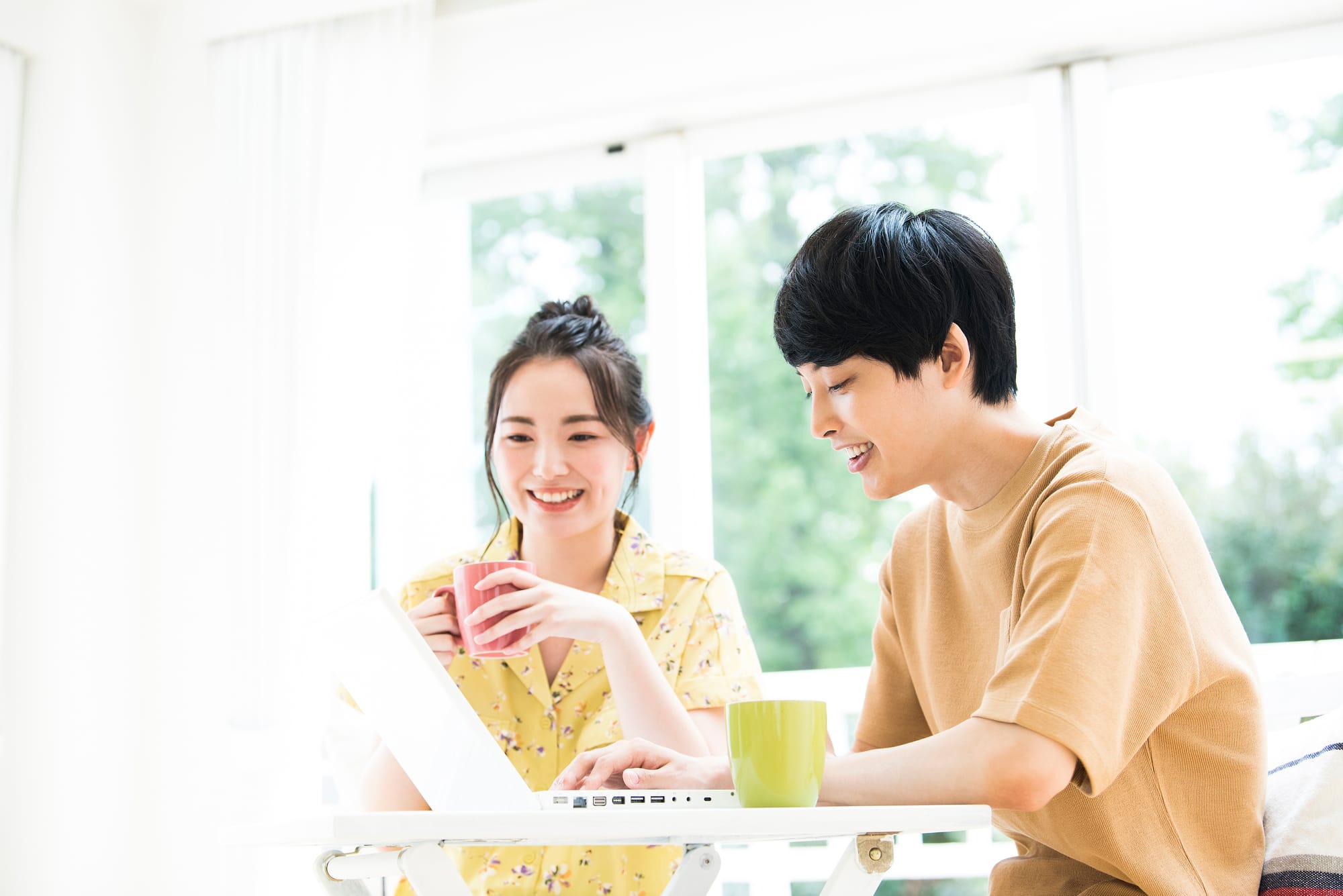 結婚祝いのお返しについて相談する夫婦