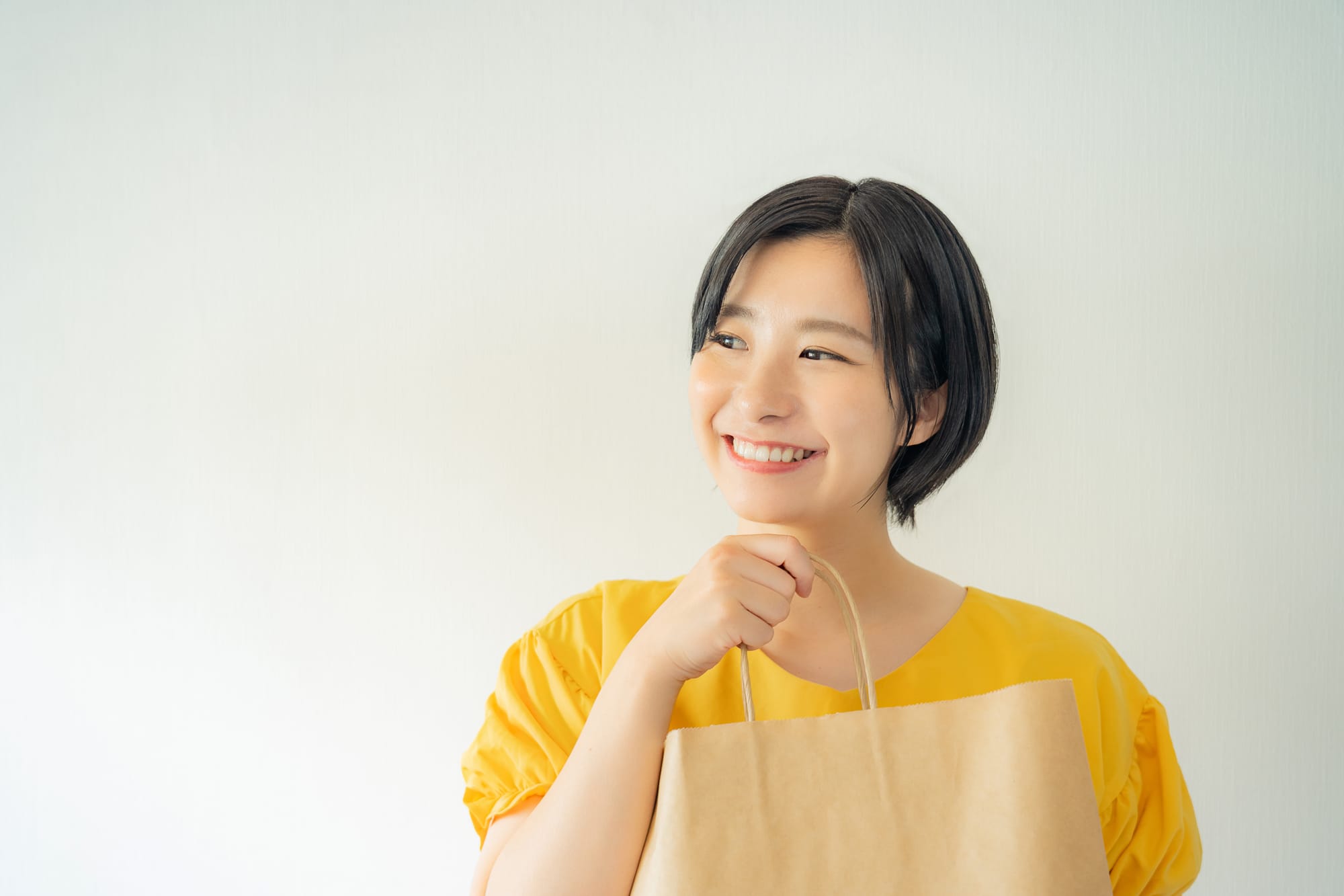 贈り物を選んでいる女性
