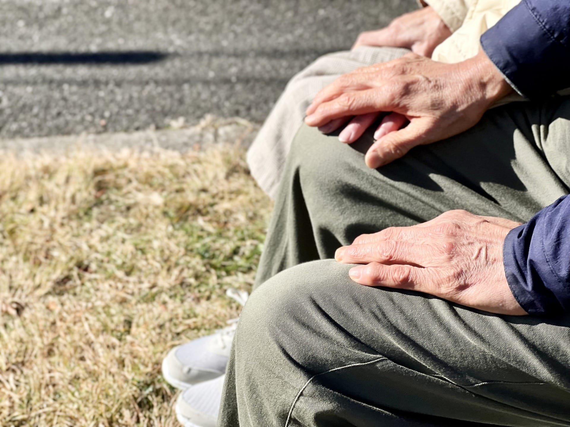 手を重ねる60代の夫婦