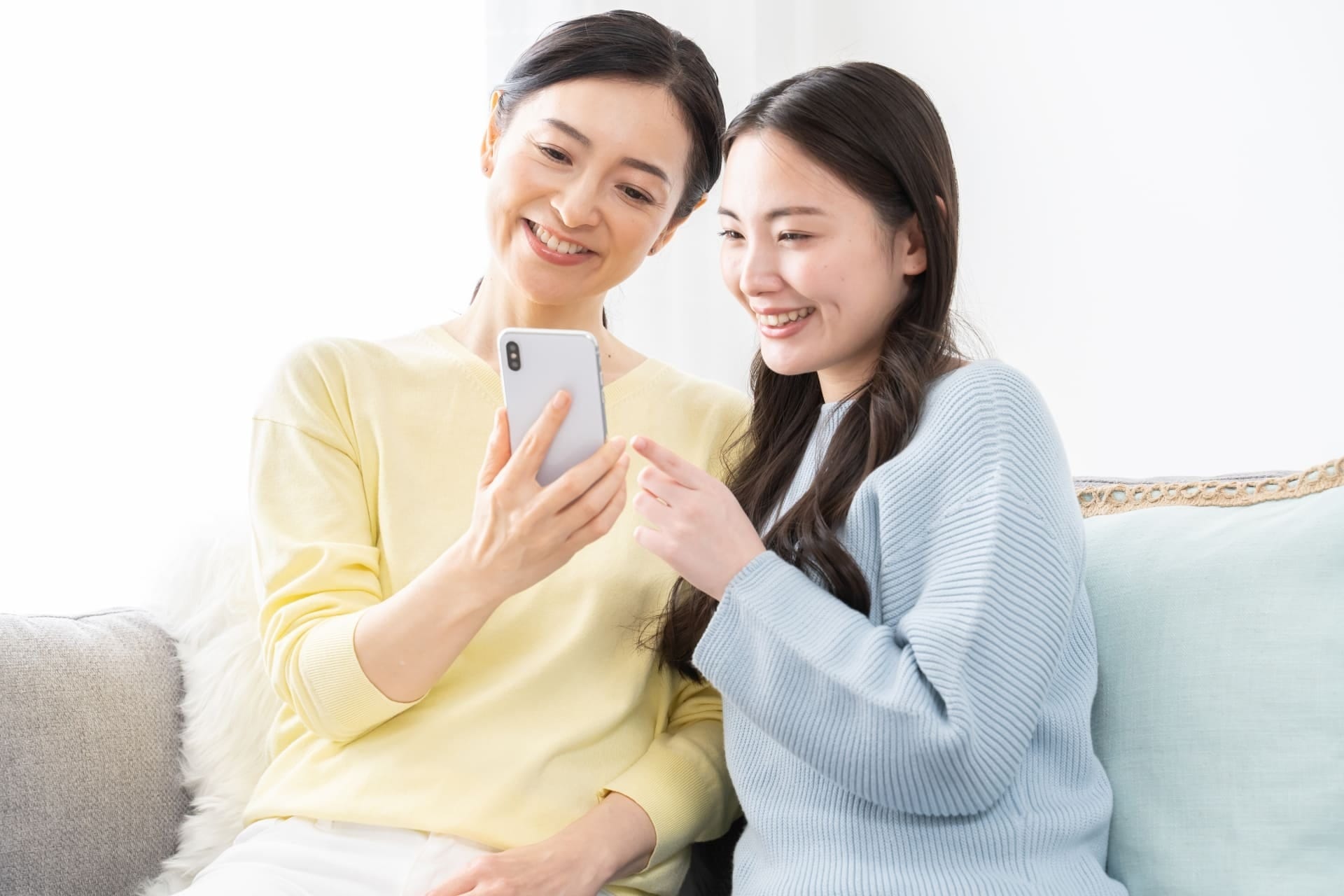誕生日プレゼントの思い出を語り合う親子