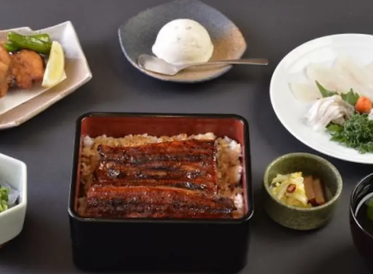 限定ひれ酒と味わう！ふぐの名店「玄品」の、ふぐも鰻も欲張りコース（税込 6,900円）