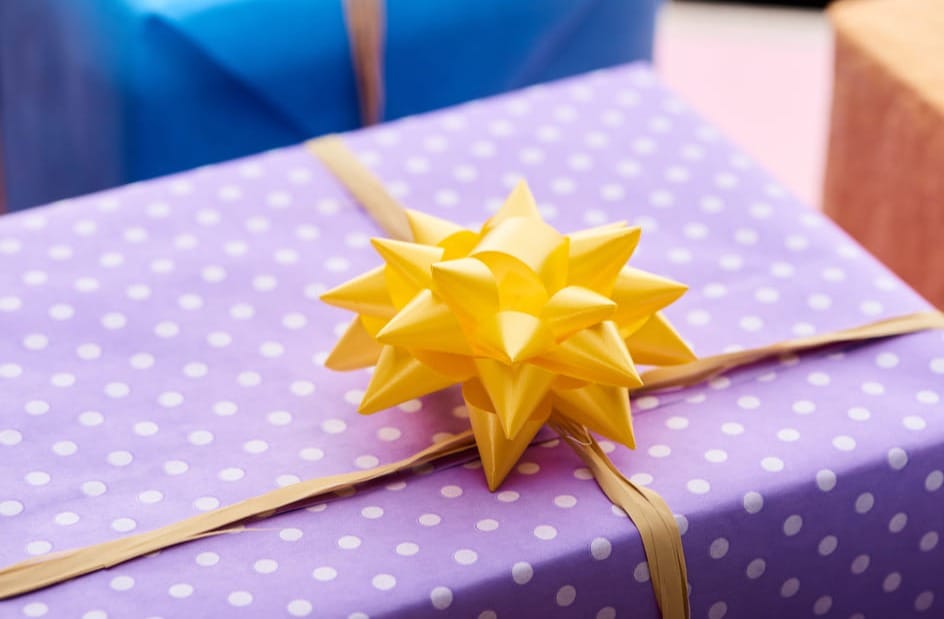 パープルの包装紙がかけられた40代の母親の誕生日プレゼント