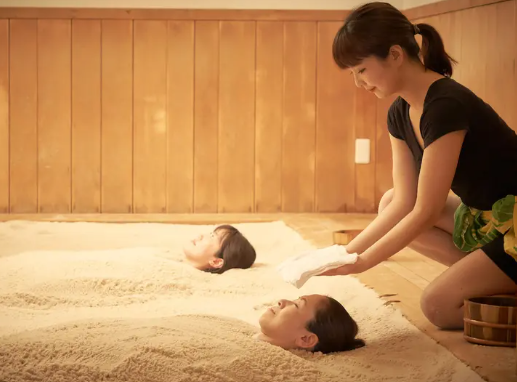 オーストラリアの真っ白な砂に埋もれ、体と肌をメンテする砂塩風呂体験[女性限定]（税込 11,000円）