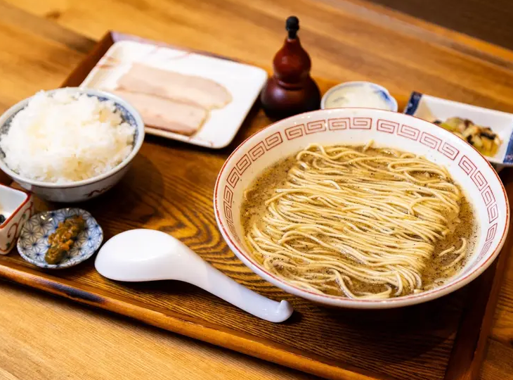 まるで“すする焼魚”や～！海富道の魚全開ラーメン定食（特製セット付）（税込 1,950円）